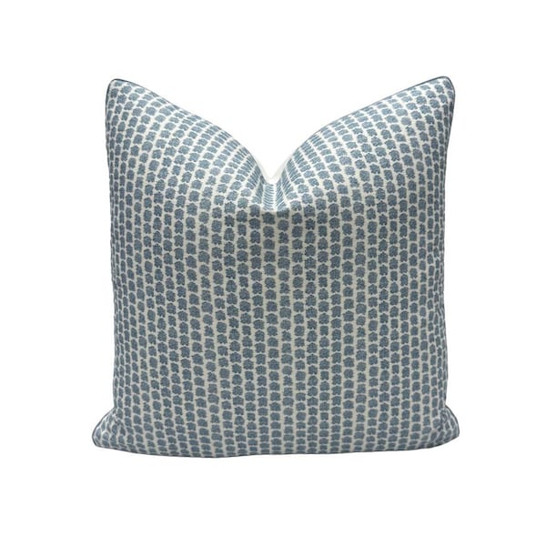Lee Jofa - Kaya II in Himmel und Nebel - Dekorative High End Kissenbezüge // Sonderanfertigung // Designerstoffe, Designerkissen und Designerkissen