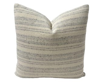 Funda de almohada Christopher Farr Japura – Azul pálido, diseño artesanal