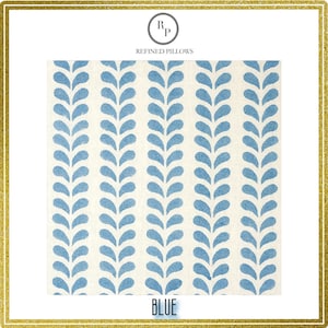 Puede incluir: Primer plano de una tela con un patrón repetitivo de formas azules en forma de hojas sobre un fondo blanquecino. La palabra "BLUE" está en la parte inferior de la imagen. La marca "REFINED PILLOWS" está en la parte superior.