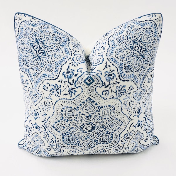 Peter Dunham Deeg en azul/azul sobre blanco, fundas de almohada decorativas de alta gama, telas de diseño