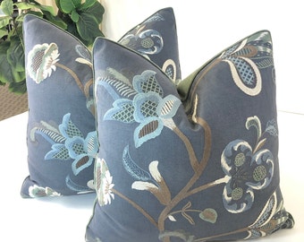 GP&J Baker - Cawdor indigo, groene rand - kussensloop met bloemen