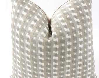 Cremaillere de Christopher Farr en color natural - Funda de cojín de diseño artesanal