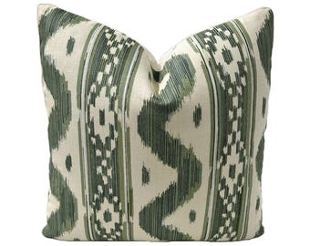 Quadrille/China Seas - Bali Hai en verde salvia sobre lino teñido - Funda de almohada//HECHO A MEDIDA// Cojín decorativo de alta gama con tela de diseño