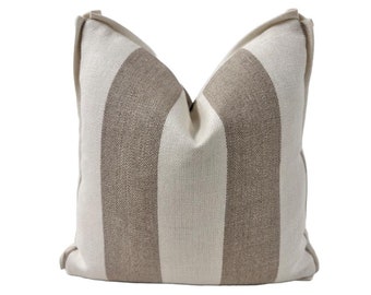 Schumacher - Augustin Linen Stripe w kolorze lnu/kości słoniowej - ręcznie robiona dekoracyjna poszewka na poduszkę, designerska poduszka dekoracyjna z najwyższej półki