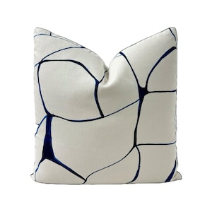 Schumacher - filigraan in marineblauw - kussensloop, //op bestelling gemaakt//designer stoffen decoratief kussen high-end designer sierkussen, woondecoratie