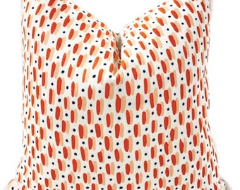 Rebecca Atwood Marconi em Coral/Azul Marinho - Capa de Almofada Decorativa Artesanal de Alta Qualidade - Almofada Decorativa de Designer