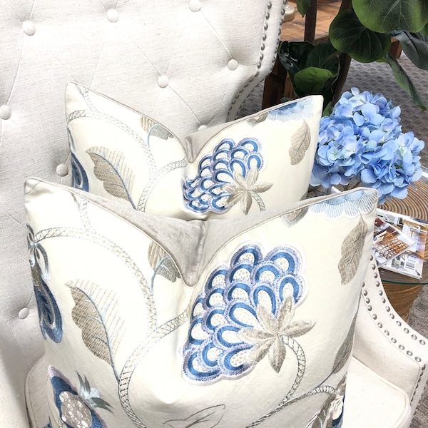 Colefax & Fowler Paradise Garden blu/crema, federe decorative di fascia alta, tessuti di design