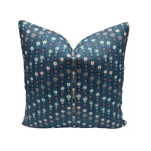 Peter Dunham - Cosima em Azul Rosa - Capa de Almofada // Feito sob Encomenda // Tecido de Designer, Almofada Decorativa Feita à Mão, Designer de Alta Qualidade