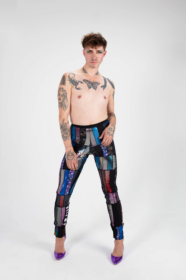 K&ouml;nnte beinhalten: Eine Person tr&auml;gt eine farbenfrohe Patchwork-Leggings mit Pailletten. Die Leggings ist schwarz mit vertikalen Streifen aus blauem, violettem, rosa und silbernem Stoff. Die Person tr&auml;gt lilafarbene High Heels.