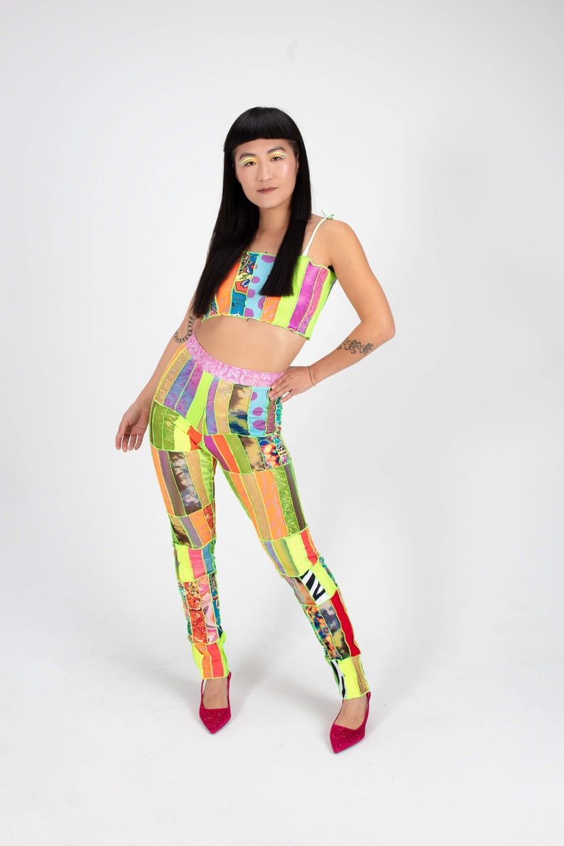 K&ouml;nnte beinhalten: Eine Frau tr&auml;gt ein farbenfrohes Patchwork-Crop-Top und eine passende Leggings. Das Oberteil und die Leggings bestehen aus verschiedenen Stoffen und Mustern, was einen einzigartigen und auff&auml;lligen Look erzeugt.