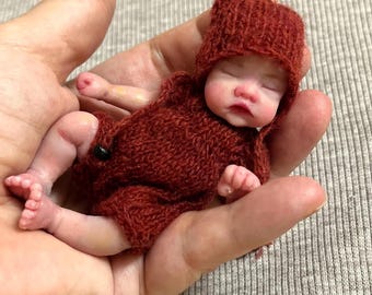 Muñeca bebé de silicona Amelia de 10 cm (4 pulgadas). Mini bebé de cuerpo completo de silicona, pintada, boca abierta, mini bebés reborn de Kovalevadoll.