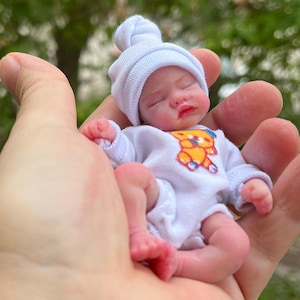 Mini muñeca de silicona Amelia de 4 pulgadas (10 cm), muñeca de silicona de cuerpo completo, pintada, boca abierta, bebés reborn en miniatura de Kovalevadoll