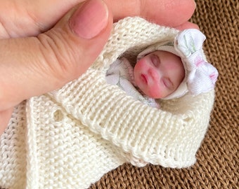 Mini-Silikon-Babypuppe 3 Zoll Ganzkörper Evie (8 cm), bemalt, Augen geschlossen, offener Mund mit Schnuller und Schnuller, Mini-Reborn-Babys