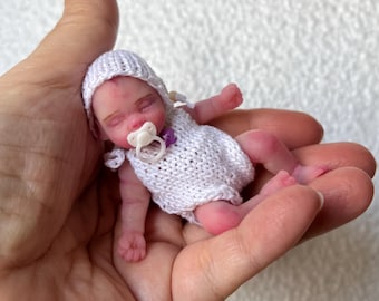 7,6 cm große Silikon-Babypuppe Nelly, handgefertigte Mini-Silikon-Reborn-Puppe, bemalt, mit geschlossenen Augen, offenem Mund und handgefertigtem Schnuller von Kovalevadoll