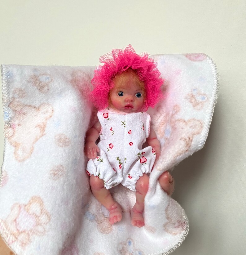 Mini-Babypuppe aus Silikon, 5 Zoll, Ganzkörper Olivia 13 cm, bemalt, wurzierendes Haar, offene Augen, offener Mund mit Schnuller von Kovalevadoll Bild 9