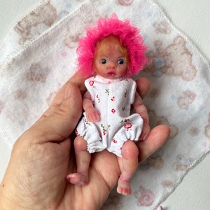 Mini-Babypuppe aus Silikon, 5 Zoll, Ganzkörper Olivia 13 cm, bemalt, wurzierendes Haar, offene Augen, offener Mund mit Schnuller von Kovalevadoll Bild 4