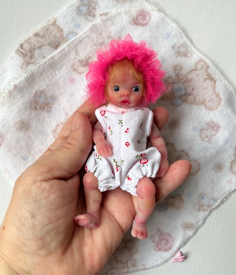 Mini-Babypuppe aus Silikon, 5 Zoll, Ganzkörper Olivia 13 cm, bemalt, wurzierendes Haar, offene Augen, offener Mund mit Schnuller von Kovalevadoll Bild 4