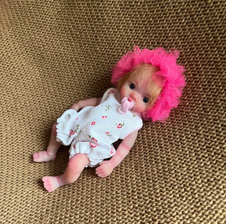 Mini-Babypuppe aus Silikon, 5 Zoll, Ganzkörper Olivia 13 cm, bemalt, wurzierendes Haar, offene Augen, offener Mund mit Schnuller von Kovalevadoll Bild 2