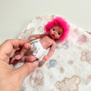 Mini-Babypuppe aus Silikon, 5 Zoll, Ganzkörper Olivia 13 cm, bemalt, wurzierendes Haar, offene Augen, offener Mund mit Schnuller von Kovalevadoll Bild 8