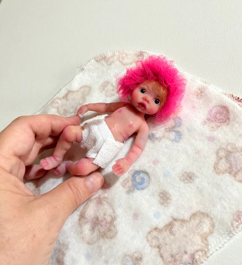 Mini-Babypuppe aus Silikon, 5 Zoll, Ganzkörper Olivia 13 cm, bemalt, wurzierendes Haar, offene Augen, offener Mund mit Schnuller von Kovalevadoll Bild 8
