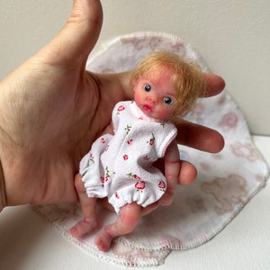 Mini-Babypuppe aus Silikon, 5 Zoll, Ganzkörper Olivia 13 cm, bemalt, wurzierendes Haar, offene Augen, offener Mund mit Schnuller von Kovalevadoll Bild 5