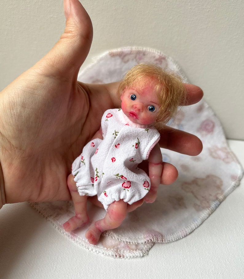 Mini-Babypuppe aus Silikon, 5 Zoll, Ganzkörper Olivia 13 cm, bemalt, wurzierendes Haar, offene Augen, offener Mund mit Schnuller von Kovalevadoll Bild 5