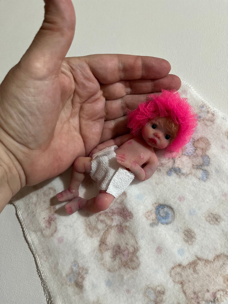 Mini-Babypuppe aus Silikon, 5 Zoll, Ganzkörper Olivia 13 cm, bemalt, wurzierendes Haar, offene Augen, offener Mund mit Schnuller von Kovalevadoll Bild 10