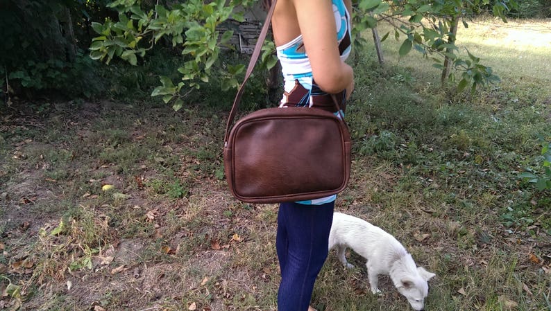 Bolso de cuero marrón vintage, bolso de cuero sintético de hombro, bolso de dama con correa de la década de 1970, idea de regalo imagen 1