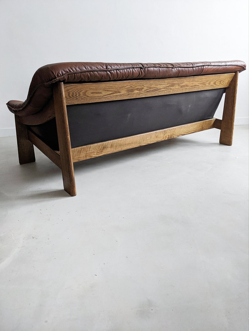 Brutalistyczna sofa z drewna i skóry z lat 70 zdjęcie 4