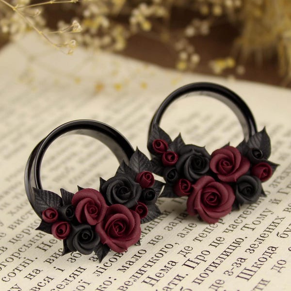 Túneles para orejas Black Rose: Dilatadores nupciales con flores color burdeos