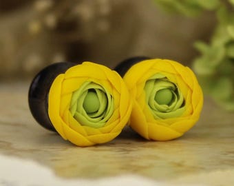 Plugs earrings with yellow ranunculus - wedding gauges
