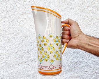 Jarra de cerámica para servir hecha a mano en España.