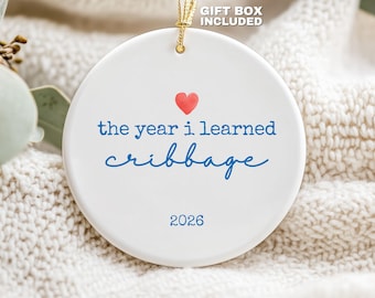 Adorno de Cribbage 2026 Año en que aprendí Cribbage Ideas de regalos Regalos para jugadores de Cribbage Recuerdo navideño Adornos para amantes del Cribbage Noche de juegos en grupo
