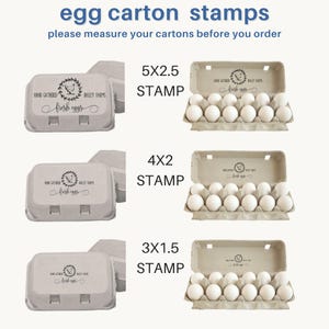 Peut inclure: Trois tailles de tampons pour bo&icirc;tes &agrave; &oelig;ufs &eacute;tiquet&eacute;es 5x2.5, 4x2 et 3x1.5. Chaque tampon pr&eacute;sente un logo de poule circulaire avec le texte Hand Gathered Bailey Farms et fresh eggs. Les tampons sont appliqu&eacute;s sur des bo&icirc;tes en pulpe grise.