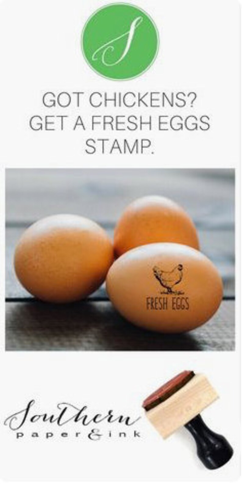 K&ouml;nnte beinhalten: Ein Stempel mit Holzgriff und schwarzem Sockel, abgebildet neben drei braunen Eiern. Ein Ei tr&auml;gt einen schwarzen Stempelaufdruck eines Huhns und den Text "FRESH EGGS". Das Bild enth&auml;lt den Text "GOT CHICKENS? GET A FRESH EGGS STAMP." und "Southern paper & ink".