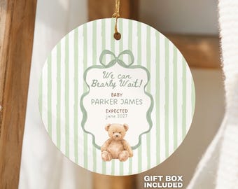 Adorno Bearly Wait personalizado para anunciar el embarazo, adorno de osito de peluche personalizado, regalo para baby shower, decoración de guardería en verde salvia