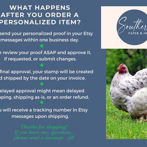Peut inclure: Un graphique informatif bleu intitul&eacute; WHAT HAPPENS AFTER YOU ORDER A PERSONALIZED ITEM? avec du texte d&eacute;taillant les &eacute;tapes de validation et d'exp&eacute;dition, le logo Southern Paper & Ink et une photo d'une poule blanche et grise sur l'herbe.