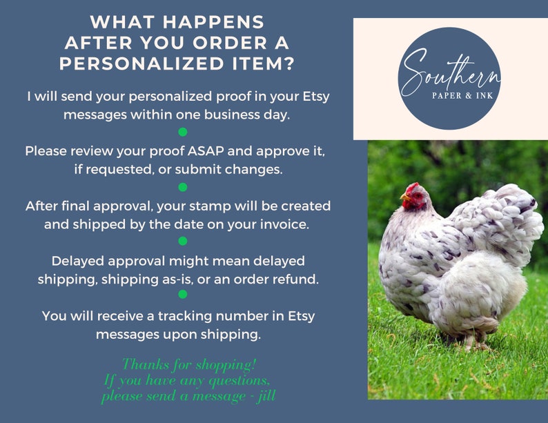 Peut inclure: Un graphique informatif bleu intitul&eacute; WHAT HAPPENS AFTER YOU ORDER A PERSONALIZED ITEM? avec du texte d&eacute;taillant les &eacute;tapes de validation et d'exp&eacute;dition, le logo Southern Paper & Ink et une photo d'une poule blanche et grise sur l'herbe.