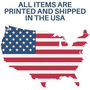 K&ouml;nnte beinhalten: Eine grafische Darstellung der Landkarte der Vereinigten Staaten, gef&uuml;llt mit dem Muster der amerikanischen Flagge aus roten und wei&szlig;en horizontalen Streifen und einem blauen Rechteck mit wei&szlig;en Sternen. Der Text dar&uuml;ber lautet: ALL ITEMS ARE PRINTED AND SHIPPED IN THE USA.