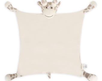 Puede incluir: Una manta de seguridad para bebé de color crema con cabeza y extremidades de jirafa. La jirafa tiene manchas marrones y una cara sonriente. La manta cuadrada tiene una textura suave y afelpada, diseñada para la comodidad y la seguridad.