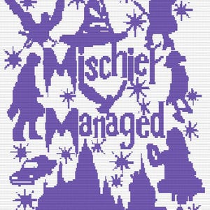 Könnte beinhalten: Ein lila Kreuzstich-Design auf weißem Hintergrund. Das Design zeigt Silhouetten von Charakteren, einen Hexenhut und die Worte "Mischief Managed" in einer stilisierten Schriftart, zusammen mit Sternen und einem Schloss.