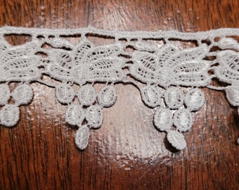 1 yard White Needle Lace With Grapes