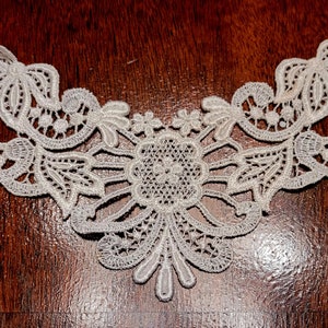 Beautiful English Floral Lace Collar image 1