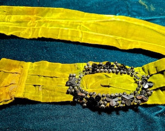 Spektakuläre Chartreuse Samtgürtel mit Jet Details