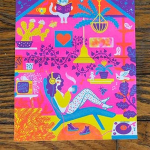 Biglietto d'auguri stampato Riso raffigurante una ragazza che ascolta dischi nel suo loft retrò, 4X8" aperto