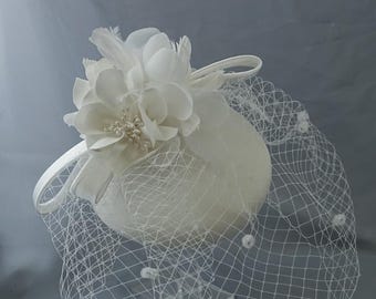 Tovenaar met witte bloemen en vogelkooisluier | Bruidshuwelijkshoed