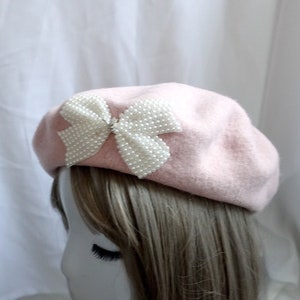 Élégant béret en laine rose avec nœud en perles Parfait pour une touche de glamour parisien image 2