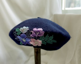 Béret bleu féminin en feutre de laine avec broderie florale complexe - Accessoire de mode et polyvalent