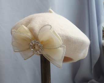 Béret en laine beige clair d'inspiration vintage avec nœud en mousseline de soie strass latéral - Style classique avec une touche de glamour