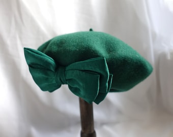 Groene wolvilten baret met stijlvol strikaccent - Franse chique wintermuts